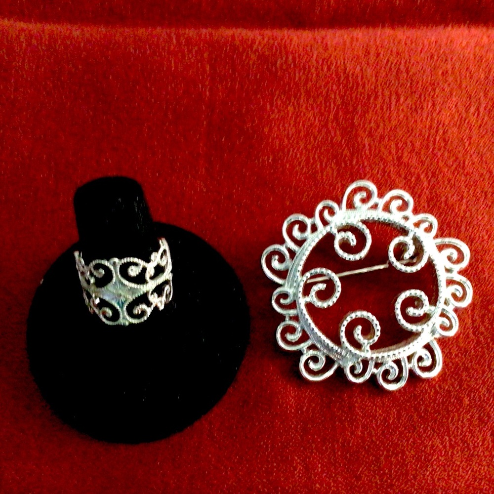 Sarah Coventry jewelry set, Brooch and Ring Size 6